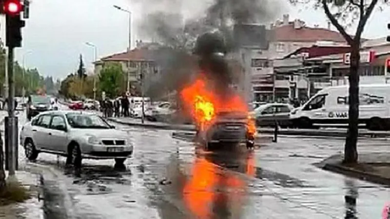 Muğla'da seyir halindeki otomobil, alev alev yandı