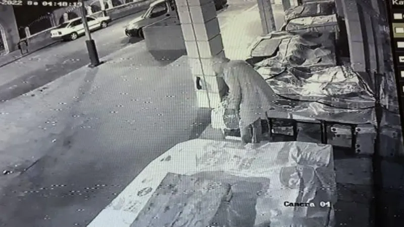 Tezgahtan kuruyemiş hırsızlığı kamerada
