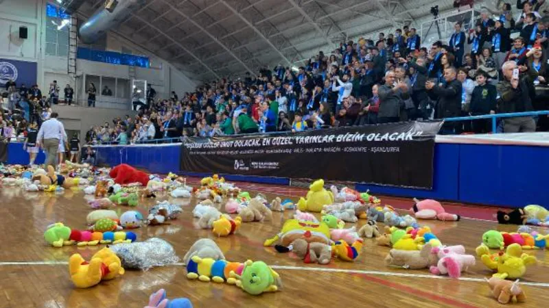 Depremzede çocuklar için sahaya oyuncak attılar, oyuncular gözyaşlarını tutamadı