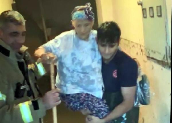 Esenyurt'ta mahsur kalan 90 yaşındaki kadını itfaiye kurtardı
