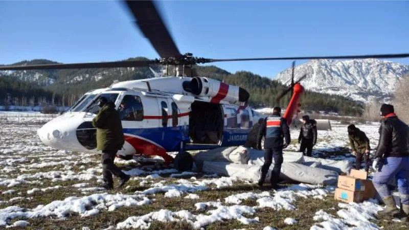 Depremzedeler için jandarma helikopterleri seferber edildi; DHA yardımı görüntüledi