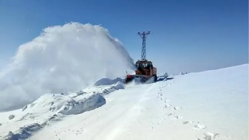 2 bin 900 rakımlı askeri üs bölgesinin kardan kapalı yolu açıldı