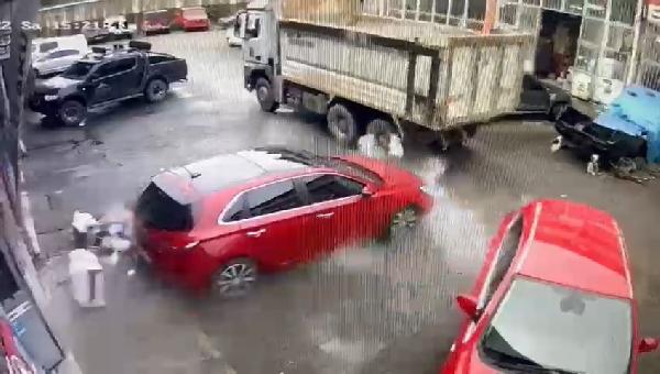 Kamyon lastiği patladı; 3 iş yeri ve otomobil hasar gördü