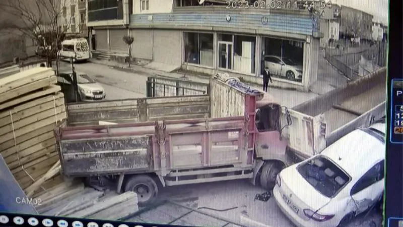 Avcılar'da damperli kamyon, otomobil ve kamyonete çarptı