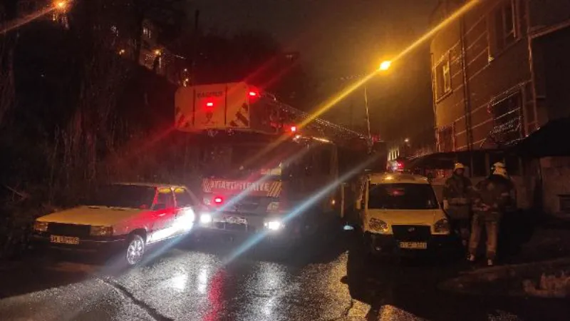 Şişli'de metruk binanın ahşap asma katı alev alev yandı