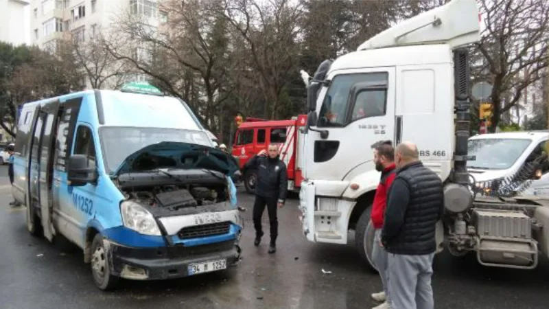 Kadıköy'de hafriyat kamyonu minibüse çarptı: 7 yaralı