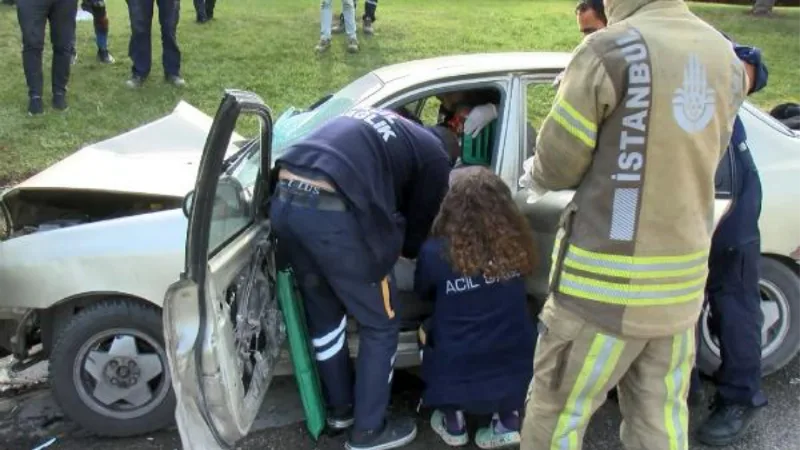 Ümraniye'de peyzaj çalışması yapan işçilerin aracına otomobil çarptı