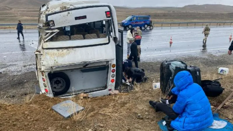 Van'da sporcuları taşıyan midibüs devrildi: 11 yaralı