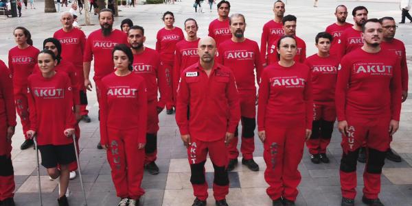 AKUT Denizli ekibi, 30 Ağustos'u Zeybek oynayarak kutladı