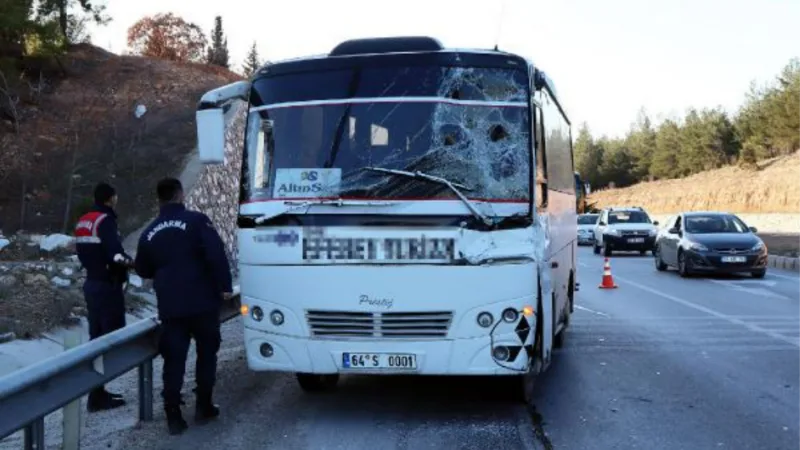 Uşak'ta, işçi servisi kırmızı ışıkta bekleyen kamyona çarptı: 5 yaralı