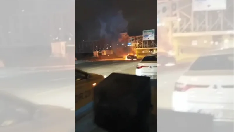 Kadıköy'de kaza yapan  otomobil alev alev yandı