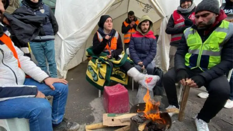 Kurtarma çalışmasında ayağı kırılan AFAD gönüllüsü, kriz masasında devam ediyor