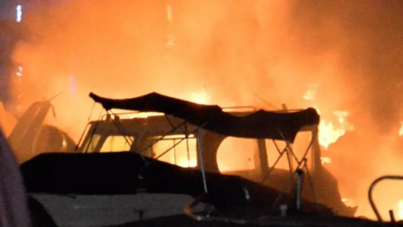 Kadıköy'de yat limanında çıkan yangında 6 tekne kullanılamaz hale geldi