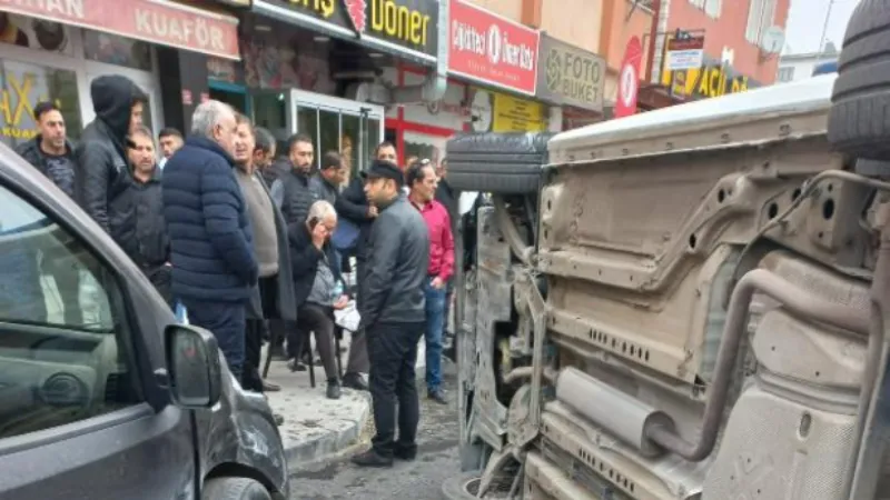 Park halindeki araçlara çarparak devrilen otomobilinde sıkıştı; kaza anı kamerada