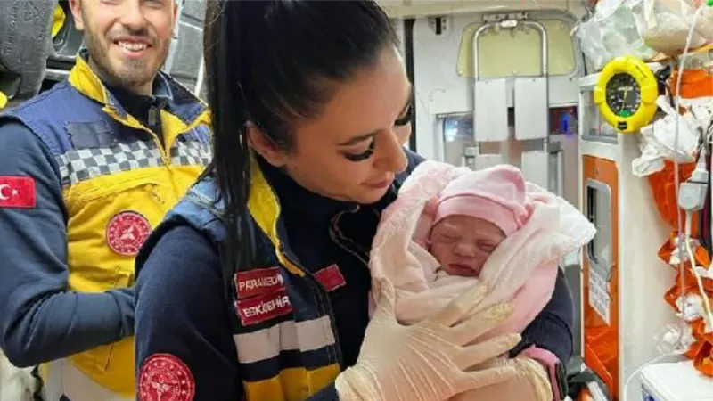 Hastaneye götürülürken ambulansta doğum yaptı