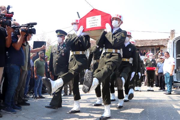 Şehit Uzman Çavuş Ergin, Manisa'da son yolculuğa uğurlandı