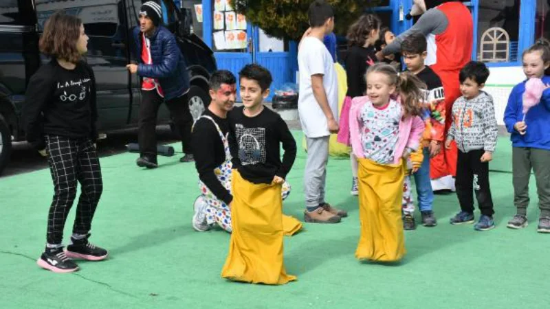 Depremzede çocuklara eğlenceyle terapi