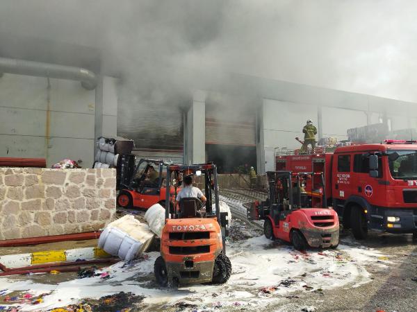 Uşak'ta iplik fabrikasında yangın