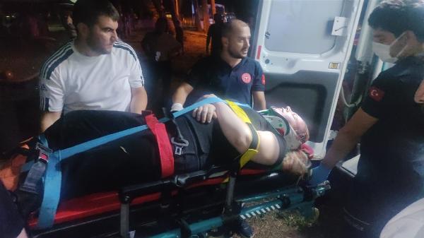 Çay bahçesinde, devrilen ağacın altında kalan 2 kişi yaralandı