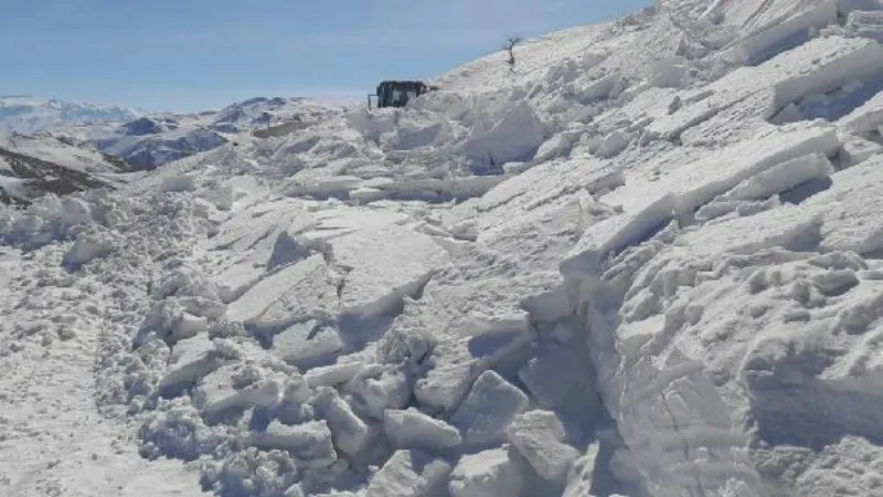Başkale’de kırsal mahalle yollarında 3 metre karla mücadele