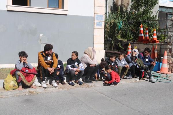 Foça açıklarında, Yunanistan'ın geri ittiği 25 kaçak göçmen kurtarıldı