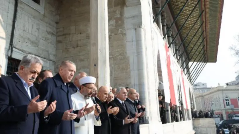 Cumhurbaşkanı Erdoğan, Yeni Camii'nin restorasyon sonrası ibadete açılışına katıldı