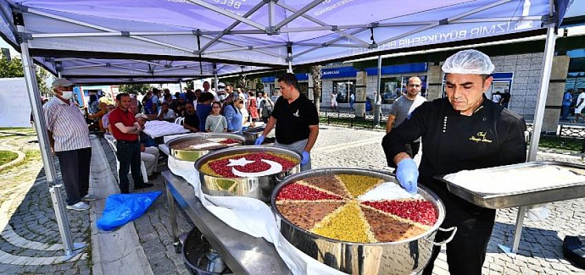 İzmir Büyükşehir Belediyesi aşure bereketini 12 bin kişiyle paylaştı