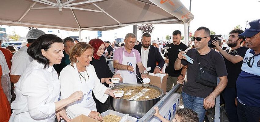 Üsküdar'da Binlerce Kişiye Aşure İkram Edildi