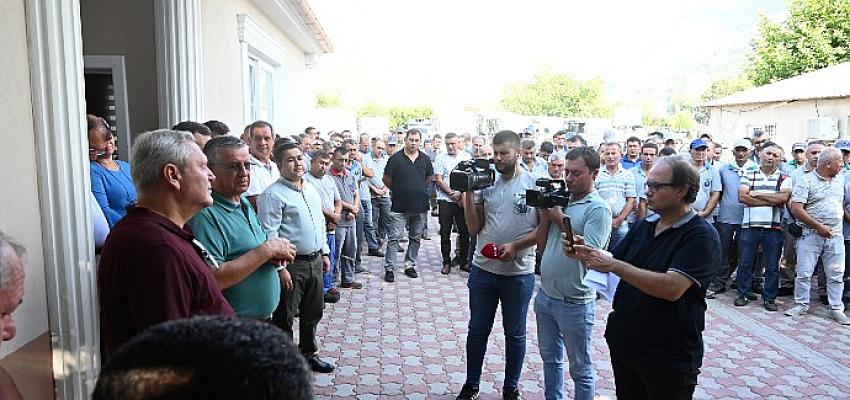 Kemer Belediye Başkanı Necati Topaloğlu, belediye personeli ile bir araya geldi
