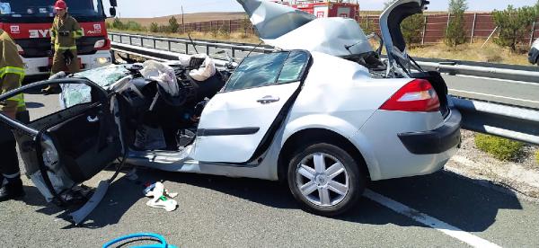 Emniyet şeridindeki TIR'a çarpan otomobilde karı koca öldü, oğulları yaralı