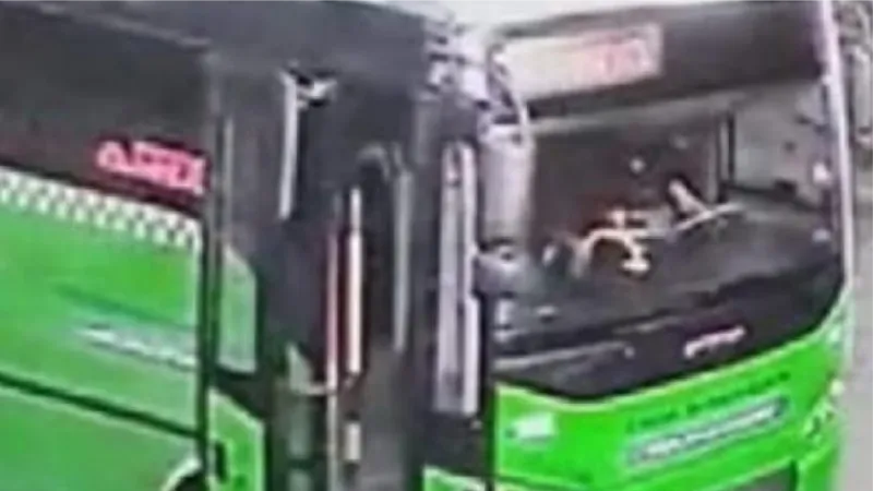 Tartıştığı yolcuyu bıçaklayıp, otobüsü gasbederek kaçtı