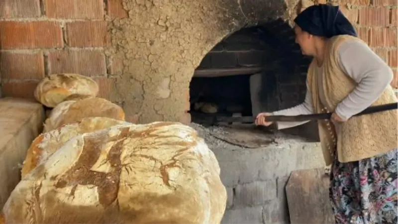 Taş fırınlarda, depremzedeler için ekşi maya ekmeği pişirdiler