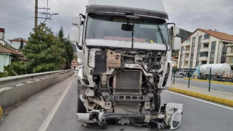 Tanker, kavşakta hafif ticari araca çarptı: 2 ölü, 1 yaralı