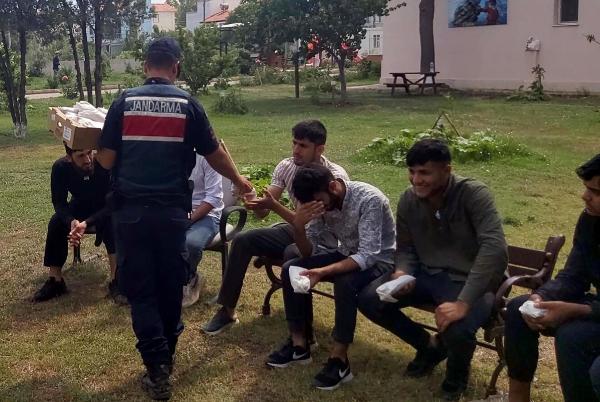 İzmir'de 59 kaçak göçmen yakalandı