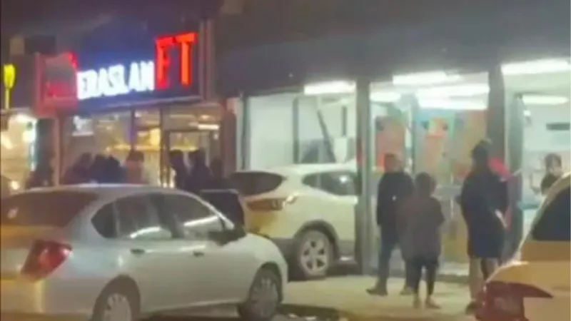 Pendik'te sürücüsünün kontrolünden çıkan otomobil markete girdi