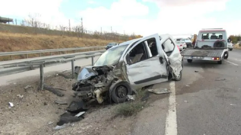 Kazaya karışmamak için sürücüsünün manevra yaptığı hafif ticari araç bariyere çarptı: 5 yaralı