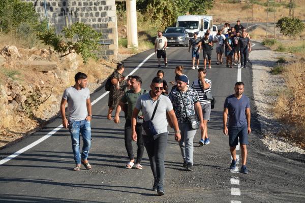 Avrupa’dan gelip, anne ve babalarının göç ettikleri köyleri gezdiler