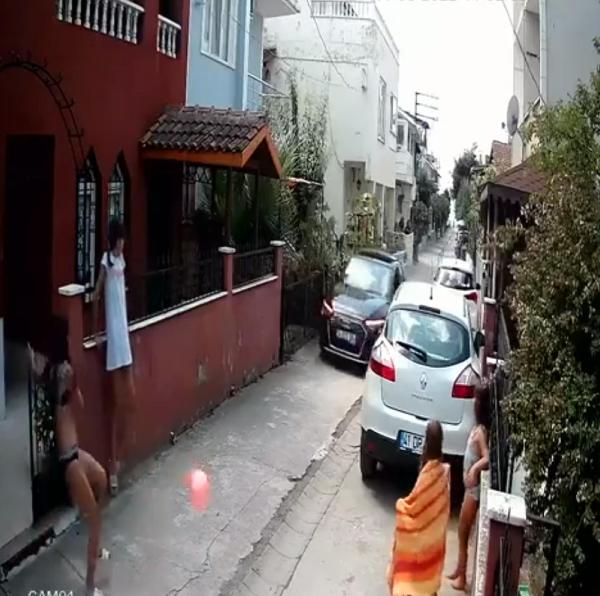 Dar sokakta otomobiliyle hız yaptı; çocuklar ölümden döndü