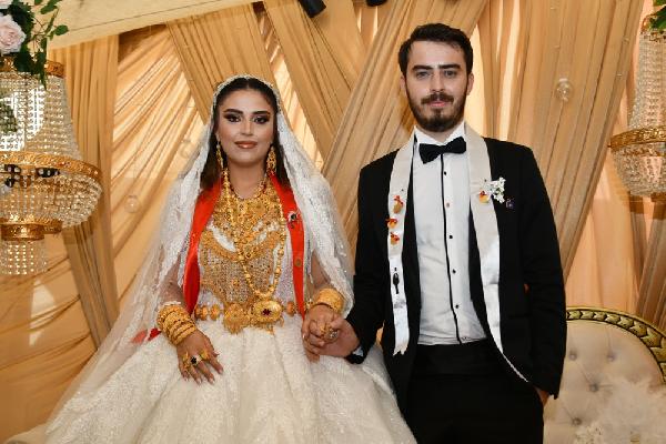 Hakkari'deki düğünde 5 kilo altın takılan gelin, halay çekerken zorlandı