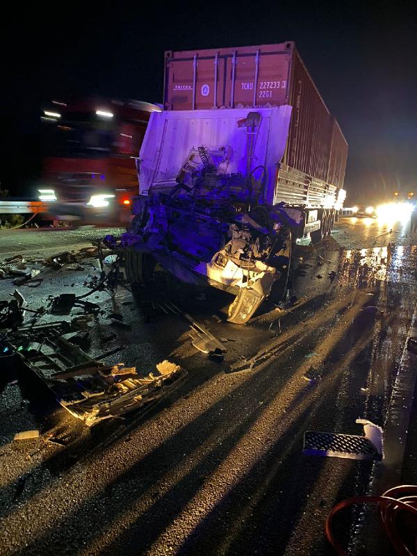 Isparta'da amca- yeğen, TIR kazasında öldü 