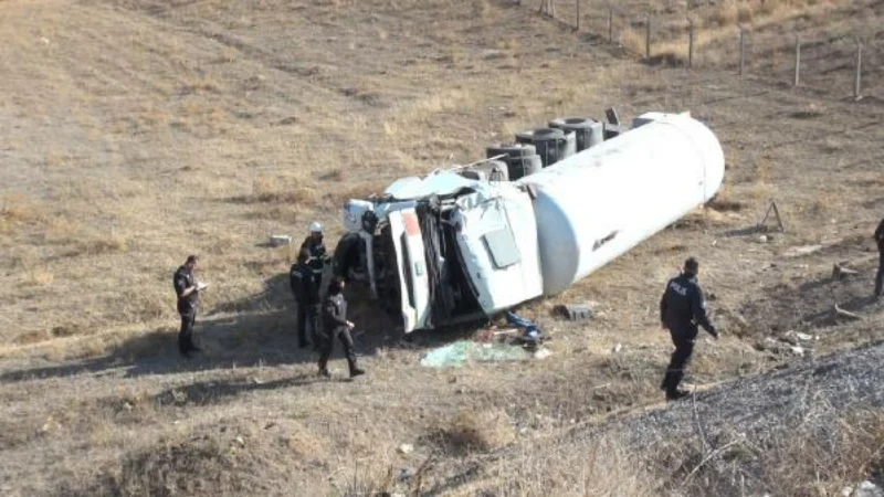 Kırıkkale'de akaryakıt tankeri şarampole devrildi; sürücü öldü