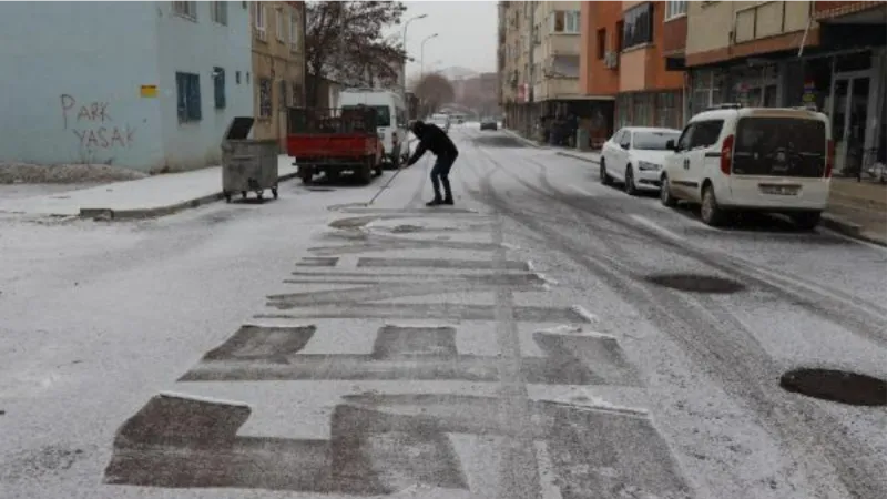 Son yılların en kurak kışını yaşayan Erzurum'da kar yağışı