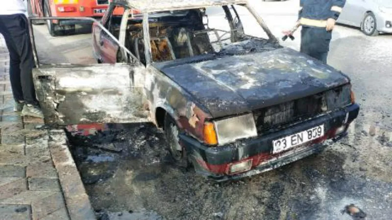 Elazığ'da seyir halindeyken alev alan otomobil yandı