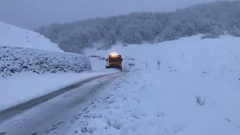 Tunceli'de kar yağışı; kara yolu kapandı
