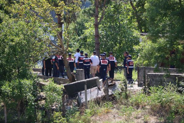 Cinayet şüphelisini, olay yerinde bıraktığı ayakkabıları yakalattı