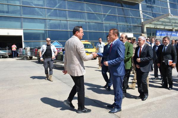 Bakan Yardımcısı Gizligider, Hakkari'de askeri üs bölgesini ziyaret etti