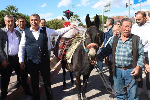 Güreş ağası, 1 milyon 17 bin TL ağalık parasını katırla taşıdı