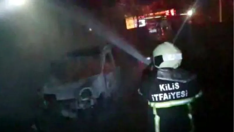 Kilis'te kamyonet yangını, okul çatısına sıçradı