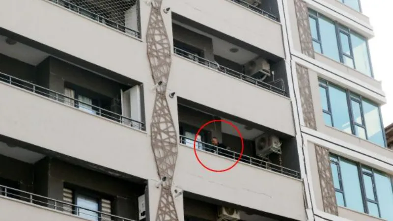 Ağır hasarlı apartmana giren depremzedeleri binadan polis uzaklaştırdı