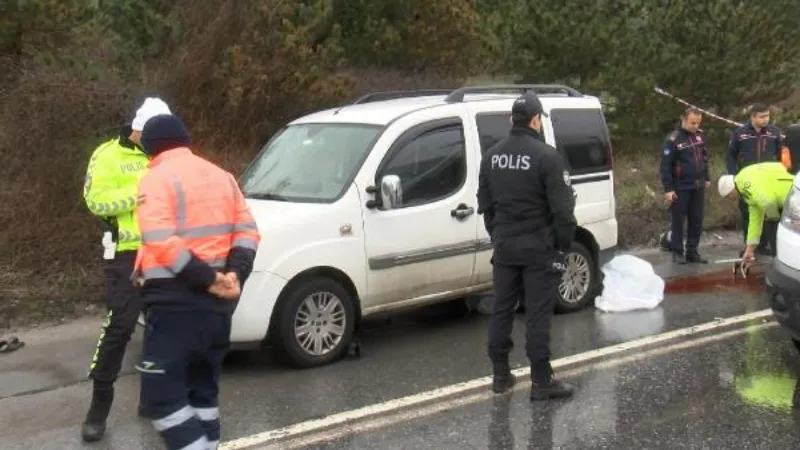 Arnavutköy'de servis minibüsüne çarpan motosikletli öldü